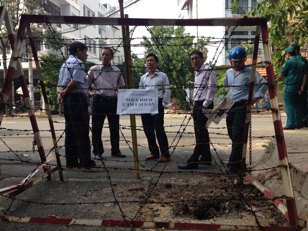 Giám đốc Sở Khoa học Công nghệ TP HCM Phan Minh Tân (ngoài cùng bên trái) cùng lãnh đạo UBND và các đơn vị liên quan như Quản lý Đô thị, Cấp Thoát Nước, Điện lực, Viễn thông... quận Bình Thạnh cũng đã có mặt